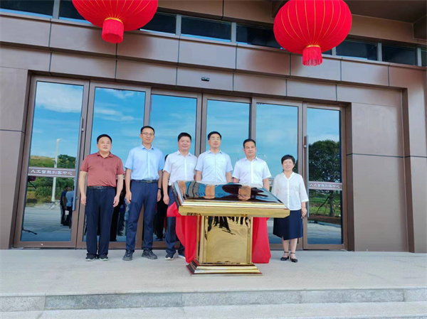 7月18日上午，歙縣人工智能創(chuàng)客中心正式投入使用并舉行揭牌儀式，縣委常委、常務(wù)副縣長(zhǎng)詹凱主持儀式，縣委副書記、縣長(zhǎng)王奇勇和徽投集團(tuán)黨委書記、董事長(zhǎng)洪筱明共同為歙縣人工智能創(chuàng)客中心揭牌。縣委常委、縣經(jīng)開區(qū)管委會(huì)主任王坤，副縣長(zhǎng)程衍生，縣政協(xié)副主席、財(cái)政局局長(zhǎng)曹胡翠，縣直有關(guān)部門、縣各金融機(jī)構(gòu)主要負(fù)責(zé)同志，共同見證揭牌儀式，并觀摩富豐新城片區(qū)投資規(guī)劃沙盤、集團(tuán)企業(yè)館1。.jpg