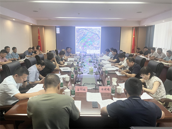 9月21日下午，王奇勇縣長在集團黨委會議室召開富豐新城片區(qū)開發(fā)工作推進工作會，縣領(lǐng)導詹凱、張暉，縣發(fā)改委、縣財政局、縣資規(guī)局、縣住建局、縣林業(yè)局、徽投集團、富豐新城投資開發(fā)公司、市政公司、徽城鎮(zhèn)、鄭村鎮(zhèn)、富堨鎮(zhèn)主要負責同志；縣紀委監(jiān)委、縣委組織部負責同志參加會議1。.jpg