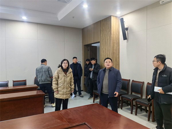 12月24日，洪董會同人大鄭主任檢查行知研學基地會務場地布置工作。.jpg
