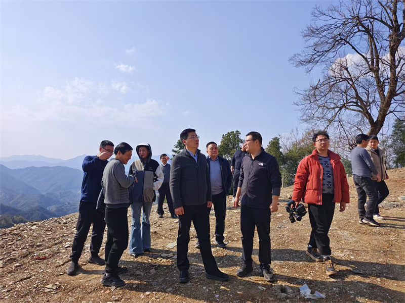 3月18日，縣長(zhǎng)王奇勇帶隊(duì)調(diào)研石潭景區(qū)項(xiàng)目，黃山徽投集團(tuán)黨委書記、董事長(zhǎng)洪筱明陪同調(diào)研。.jpg